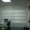 PUERTA PLEGABLE DE PVC FOLIADA CON VIDRIERAS