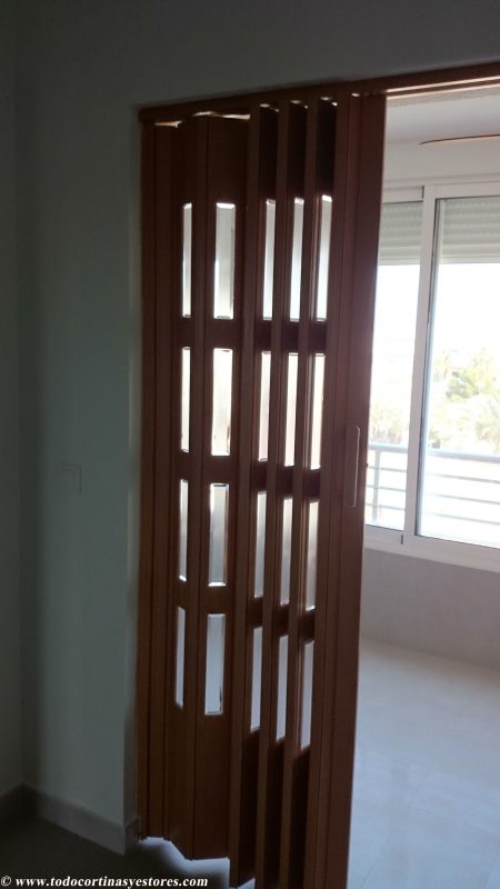 Puerta Plegable de PVC blanca con vidrieras separacion de espaci